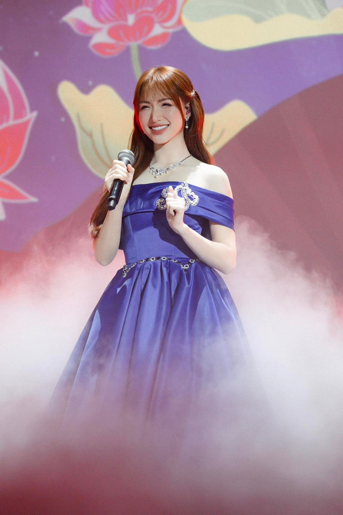 Hoà Minzy cười rạng rỡ ở trên sân khấu. Ảnh: FBNV