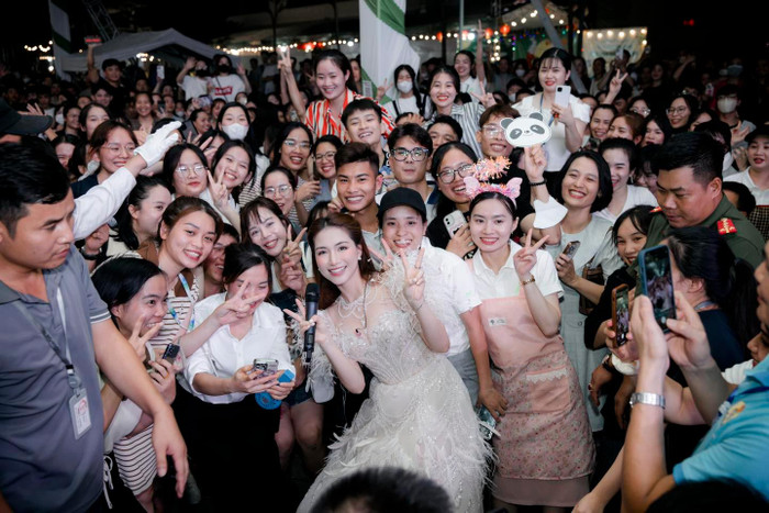 Hoà Minzy vui vẻ giao lưu với khán giả mỗi khi đi biểu diễn. Ảnh: FBNV