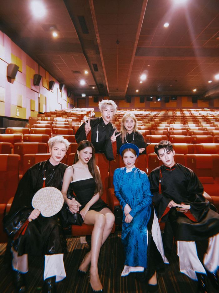 Hình ảnh mới nhất của Hoà Minzy bên cạnh hội bạn bè, chị em thân thiết. Ảnh: FBNV