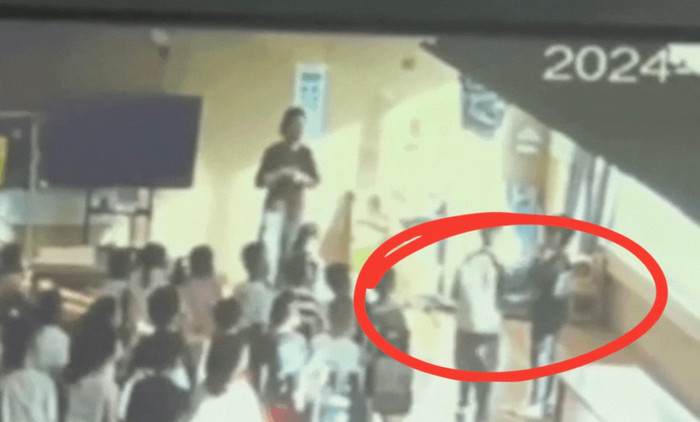 Vụ việc đang gây phẫn nộ và cô giáo này đã bị sa thải.