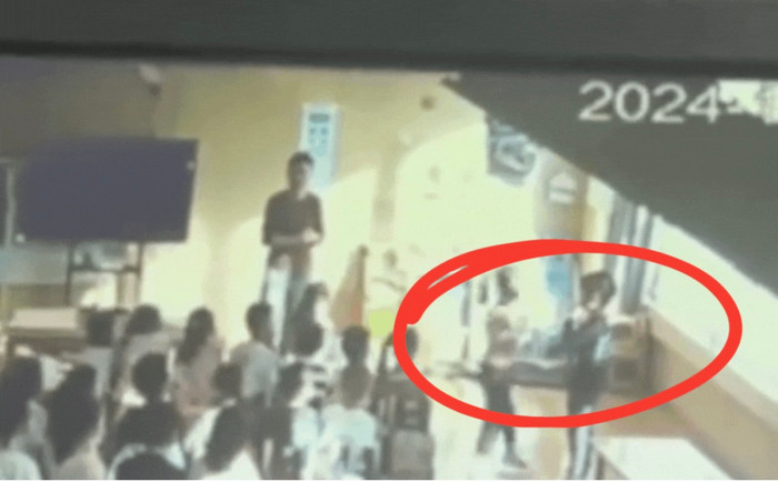 Cả lớp tát bạn vì yêu cầu của cô giáo mầm non.