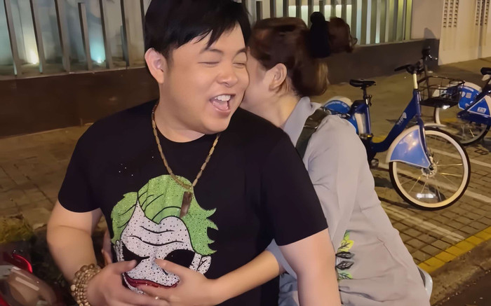 Lộ khoảnh khắc ca sĩ Quang Lê liên tục hôn má của một nữ đồng nghiệp Ảnh 2