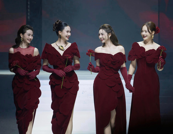 Quỳnh Kool được khán giả khen ngợi khi catwalk cùng MC Huyền Trang, Hồng Diễm và Lan Phương. Ảnh: FBNV