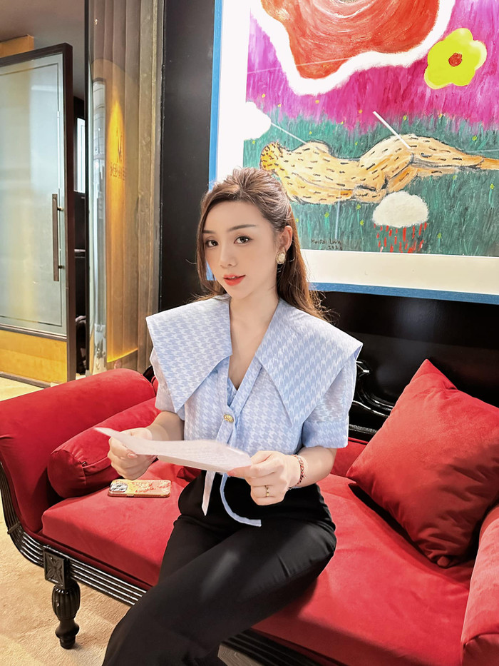 Quỳnh Kool luôn chỉn chu, gọn gàng mỗi khi làm việc. Ảnh: FBNV