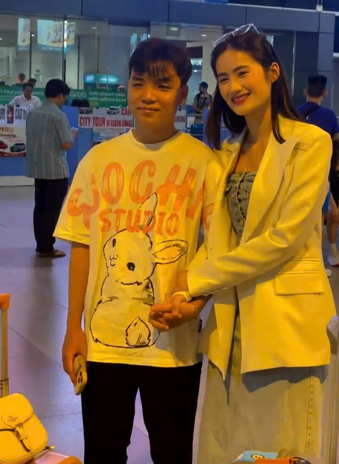 Trong thời gian Hoa hậu Ý Nhi du học ở Úc, bạn trai Anh Kiệt vẫn hết lòng yêu thương và ủng hộ người yêu. Trên các nền tảng mạng xã hội, đàng trai thường xuyên tương tác với bài đăng hay hình ảnh của Ý Nhi. Một trong những bình luận được người hâm mộ bàn luận thời gian qua chính là câu “Vui hơn vì được thấy em cười” mà Anh Kiệt để lại ở đoạn clip Hoa hậu Ý Nhi ăn tối cùng bạn bè ở Úc.  