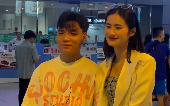 Hành động ngọt ngào của Hoa hậu Ý Nhi và bạn trai tại sân bay Ảnh 2