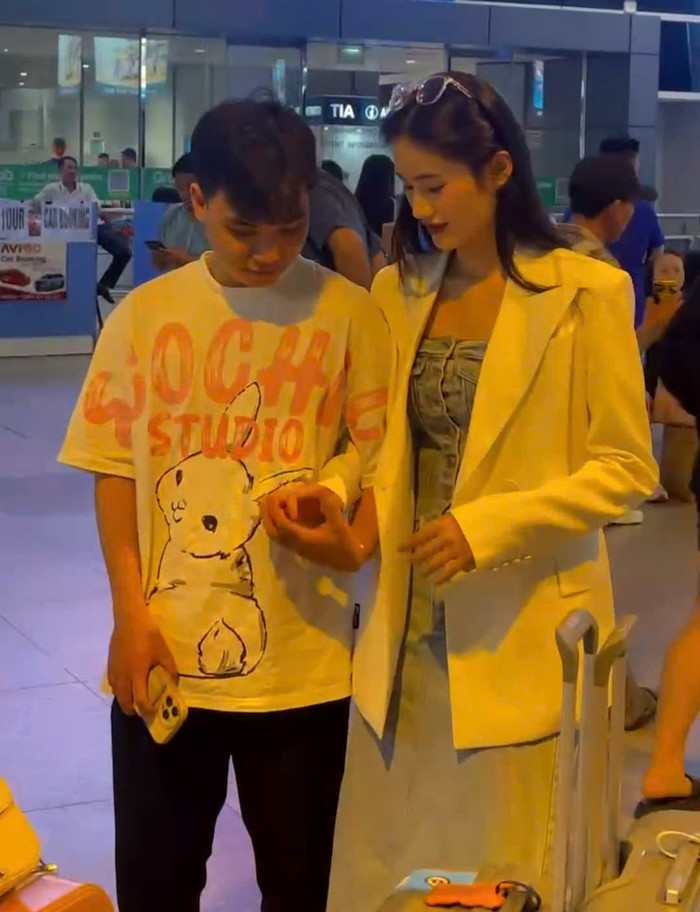 Một trong những chi tiết ngọt ngào được đăng tải chính là cặp đôi chuyển từ khoác tay sang lồng hai bàn tay vào nhau thật chặt. Lúc bấy giờ, bạn trai Anh Kiệt xòe tay và đan tay Hoa hậu Ý Nhi. Cặp đôi tươi cười đầy hạnh phúc khi được gặp lại nhau.  