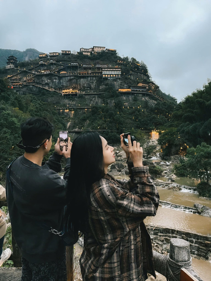 Hương Giang đi du lịch cùng một chàng trai, nghi vấn là tình tin đồn kém 12 tuổi của cô - Phú Cường. (Ảnh FBNV)