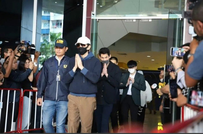 Nam MC cúi đầu xin lỗi khi bị bắt tạm giam. Ảnh: Thairath