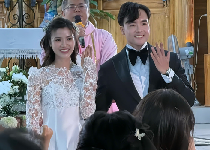 Cặp đôi thực hiện nghi lễ truyền thống. Ảnh: Việt Hoa