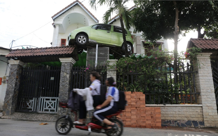 Độc lạ câu chuyện chiếc ô tô nằm 'vắt mình' trên cổng nhà ở Đồng Nai Ảnh 2