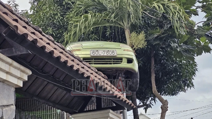 Ông Đức đã gia cố chiếc xe ô tô cực kỳ chắc chắn. Ảnh: PLO.