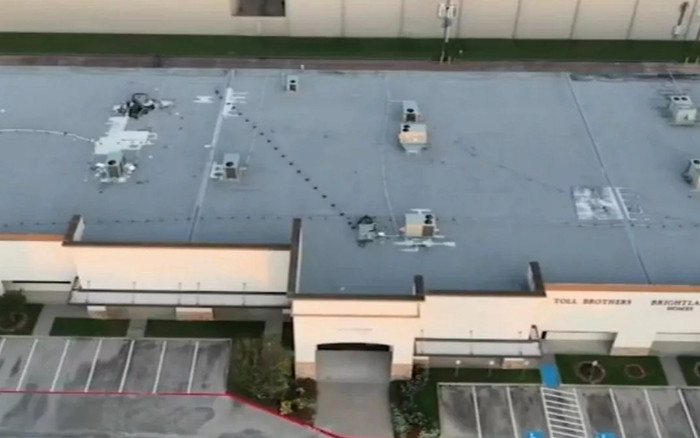 Ngửi thấy mùi lạ trong cục nóng điều hòa, người đàn ông đứng không vững sau khi kiểm tra Ảnh 2