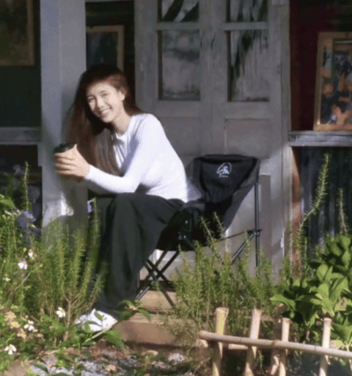 Huệ Vui gây sốt với nụ cười chữa lành.