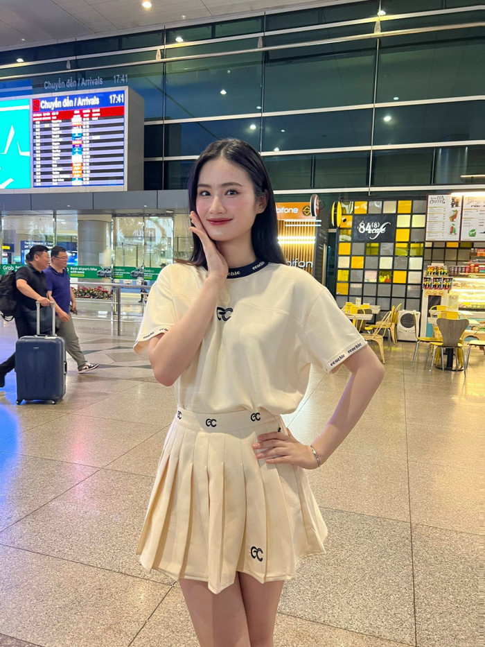 Thời trang sân bay của Hoa hậu Ý Nhi trong lần đầu về nước theo đuổi phong cách trẻ trung, năng động.