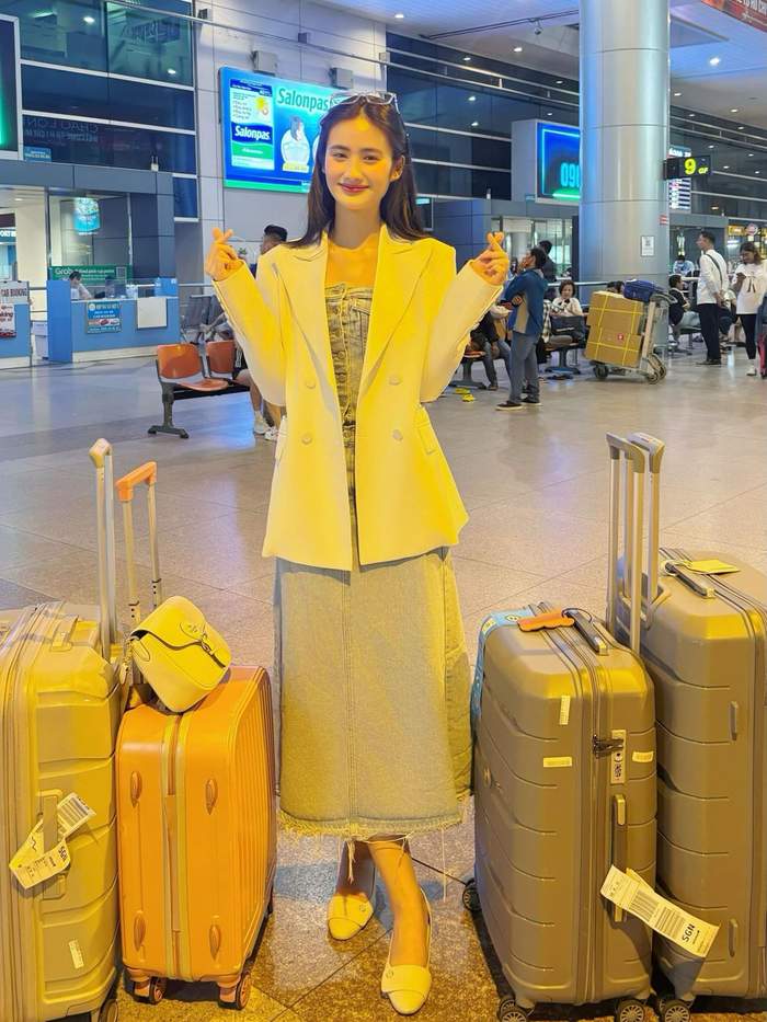 Hoa hậu Ý Nhi bất ngờ trở về Việt Nam. Cô diện mẫu váy jean cúp ngực và ghi điểm với nhan sắc rạng rỡ.