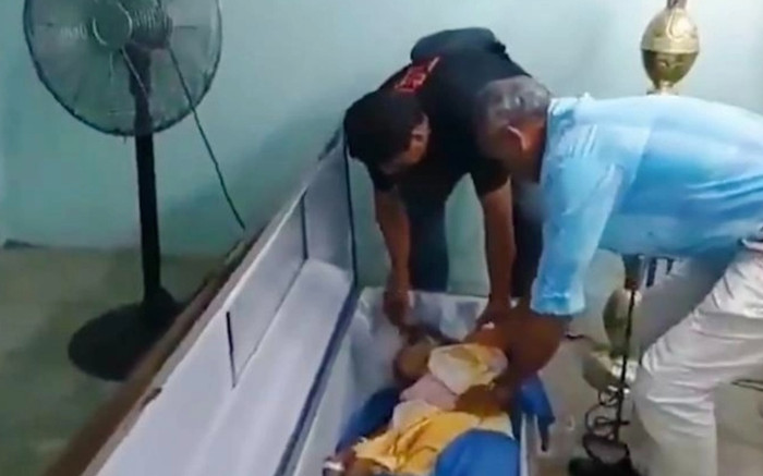 Cụ bà tỉnh dậy trong tang lễ của chính mình, qua đời sau 7 ngày chăm sóc đặc biệt Ảnh 2