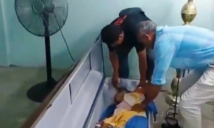 Cụ bà tỉnh lại trong quan tài sau khi được tuyên bố đã mất.