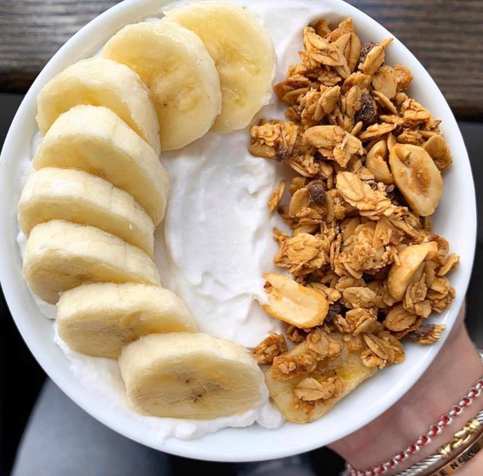 Món ăn quen thuộc giúp Hoa hậu Thanh Thủy giữ dáng chuẩn vào mỗi bữa tối là sữa chua không đường cùng chuối và hạt ngũ cốc.