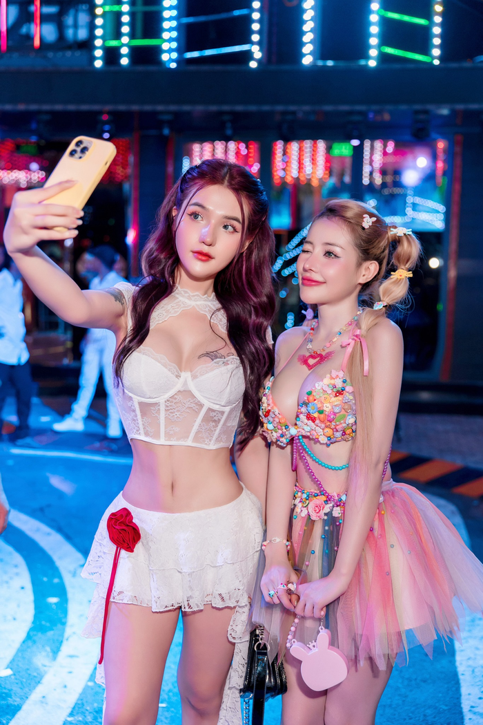 Em gái Ngân 98 ngày càng nóng bỏng, quyến rũ không kém cạnh chị.