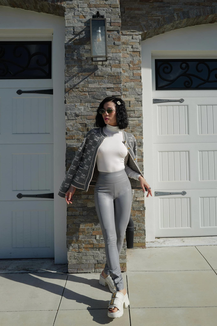 Lệ Quyên thả dáng trước căn biệt thự tại Mỹ. (Ảnh: FBNV)