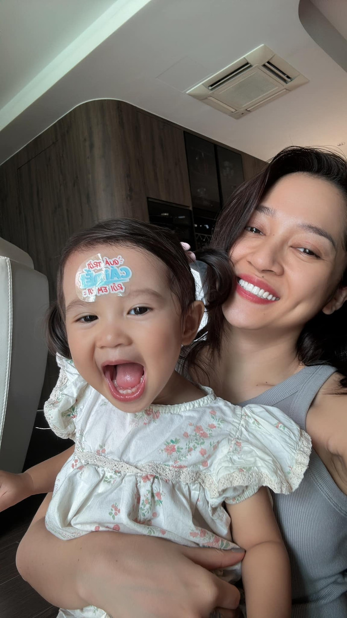 Bảo Anh cùng con gái cưng. (Ảnh FBNV)