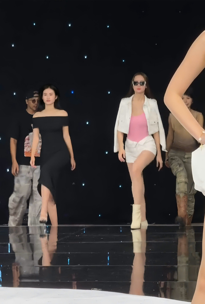 Được biết, khoảnh khắc trên được ghi tại buổi tập dượt cho một chương trình trình diễn thời trang ở thành phố Hồ Chí Minh vào tối 22/11.  