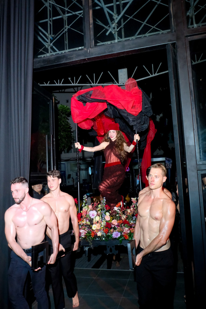 Không chỉ trong MV, sân khấu đầu tiên của 'Cây đèn thần' cũng tràn ngập... 6 múi từ các vũ công nam. 