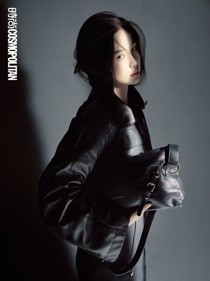 Tạp chí của Ngu Thư Hân xác lập kỷ lục mới vượt mặt loạt tiểu hoa 9x