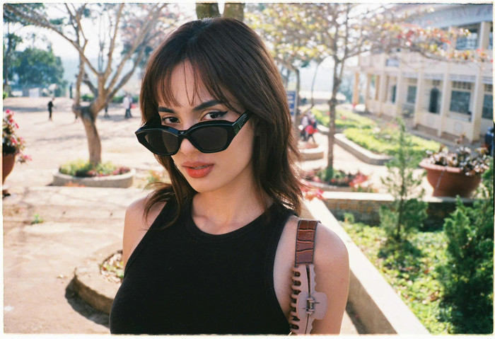 Người đẹp sở hữu thân hình siêu mỏng và làn da 'bánh mật'. Ảnh: FBNV