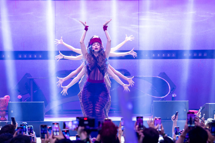 Showbiz 24h: Hồ Ngọc Hà khá cởi mở trước những câu hỏi của người hâm mộ. Ảnh: FBNV