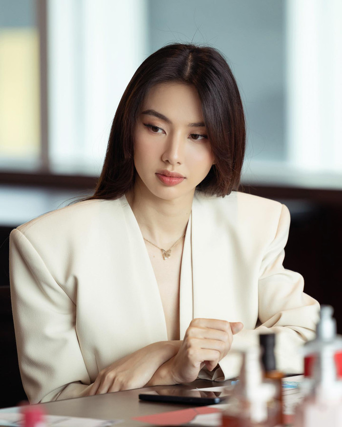 Hoa hậu Thùy Tiên luôn được các đồng nghiệp đánh giá cao về thái độ làm việc, chăm chỉ và chuyên nghiệp. 