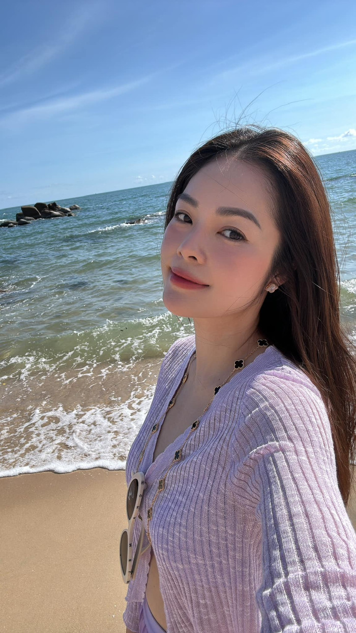 Cô cố gắng kiếm tiền để sớm trả hết nợ, thi thoảng dành thời gian đi du lịch xả stress. Ảnh: FBNV