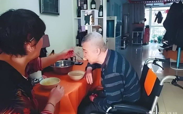 Ly hôn đã 20 năm nhưng người vợ vẫn có hành động khiến chồng ân hận Ảnh 2