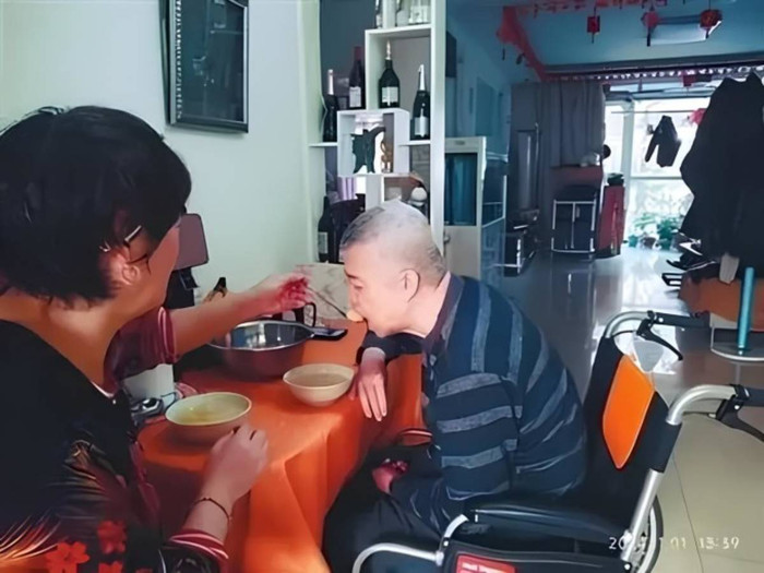 Mẹ của Vũ chăm sóc chồng cũ. Ảnh: 163