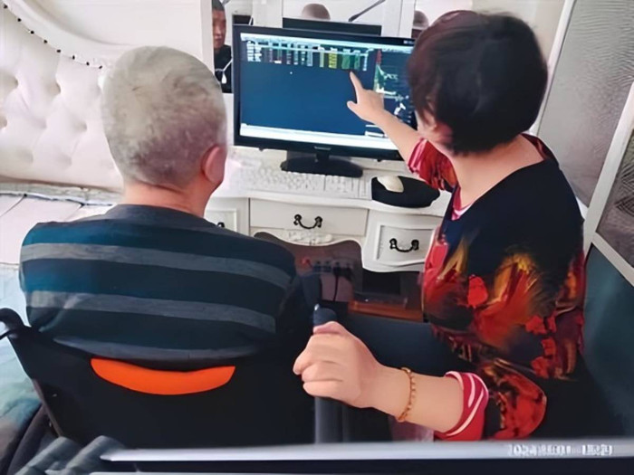 Bà học cách chơi chứng khoán cùng ông. Ảnh: 163