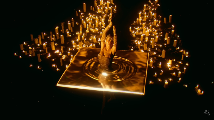 Loạt cảnh quay và tạo hình 'đắt xắt ra miếng' của Hồ Ngọc Hà trong MV Cây đèn thần vừa được 'thả xích'. 