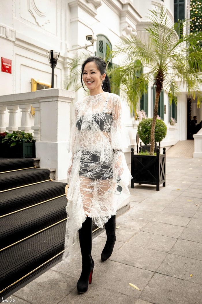 Ở tuổi U60, Hồng Nhung vẫn quyến rũ khi diện đồ xuyên thấu, lộ nội y.