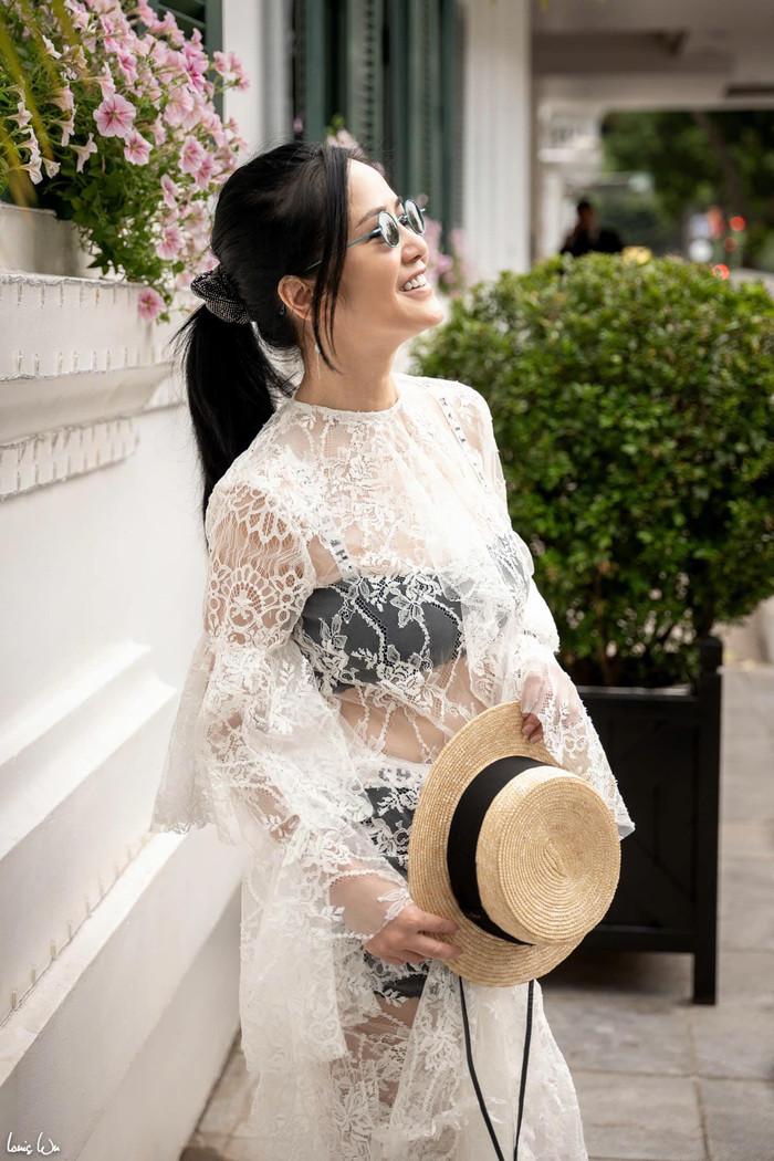 Diva Hồng Nhung gây ấn tượng với phong cách vừa quyến rũ, vừa thanh lịch.