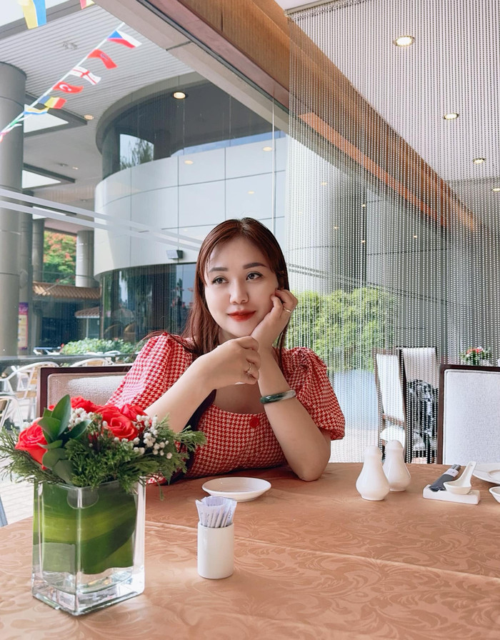 Nhan sắc trẻ trung của bà xã kém 12 tuổi của NSND Tự Long gây sốt