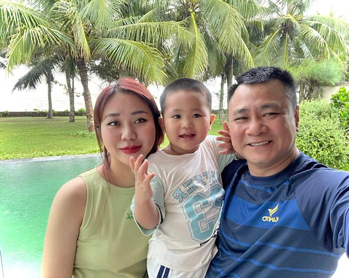 Bà xã kém 12 tuổi của NSND Tự Long bị nhầm là học sinh cấp 3 vì quá trẻ đẹp Ảnh 5