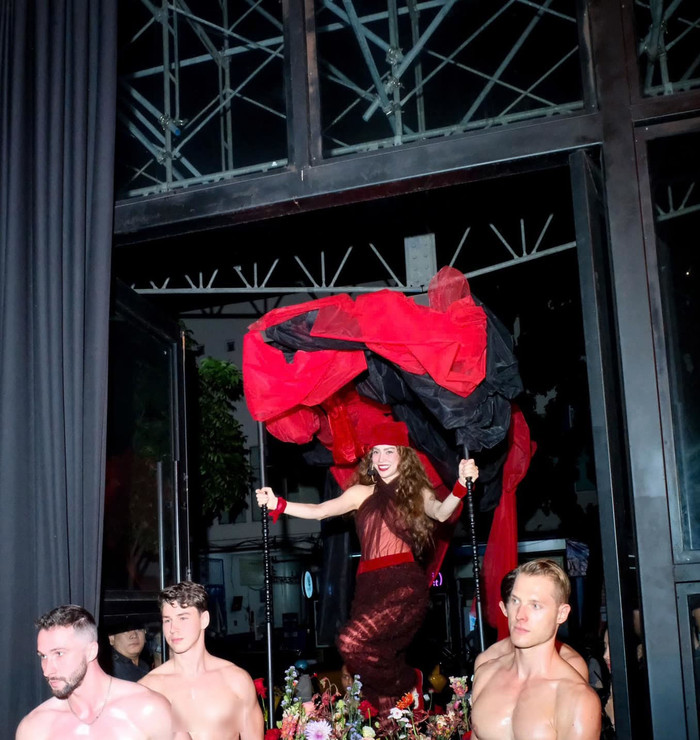 Màn xuất hiện của Hồ Ngọc Hà bên dàn mỹ nam 6 múi khiến nhiều khán giả bất ngờ. (Ảnh: FBNV)