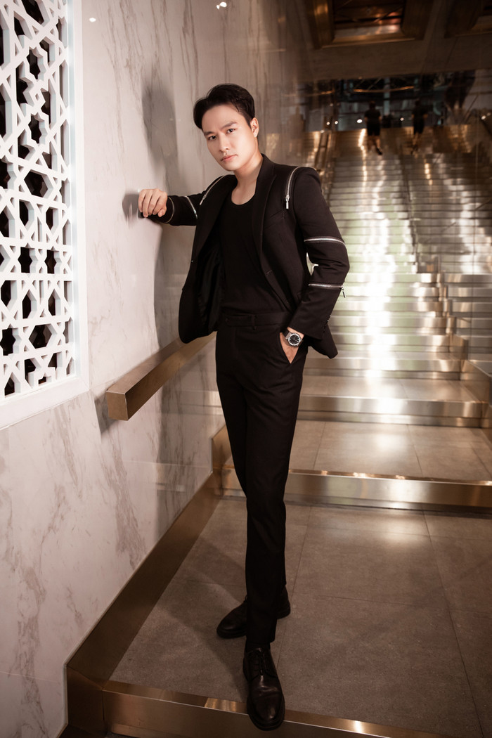 Nam vương Đạt Kyo khoe visual nam thần bên cạnh hoa hậu Việt Ảnh 1