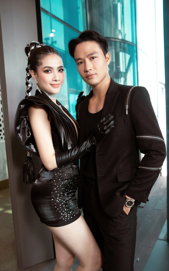 Có mặt tại một sự kiện công bố Top 30 thí sinh Siêu mẫu Thể hình Việt Nam – Fitness Supermodel Vietnam 2024, Đạt Kyo tình tứ bên người đẹp Phan Thị Mơ - Hoa hậu Đại sứ Du lịch Thế giới 2018.