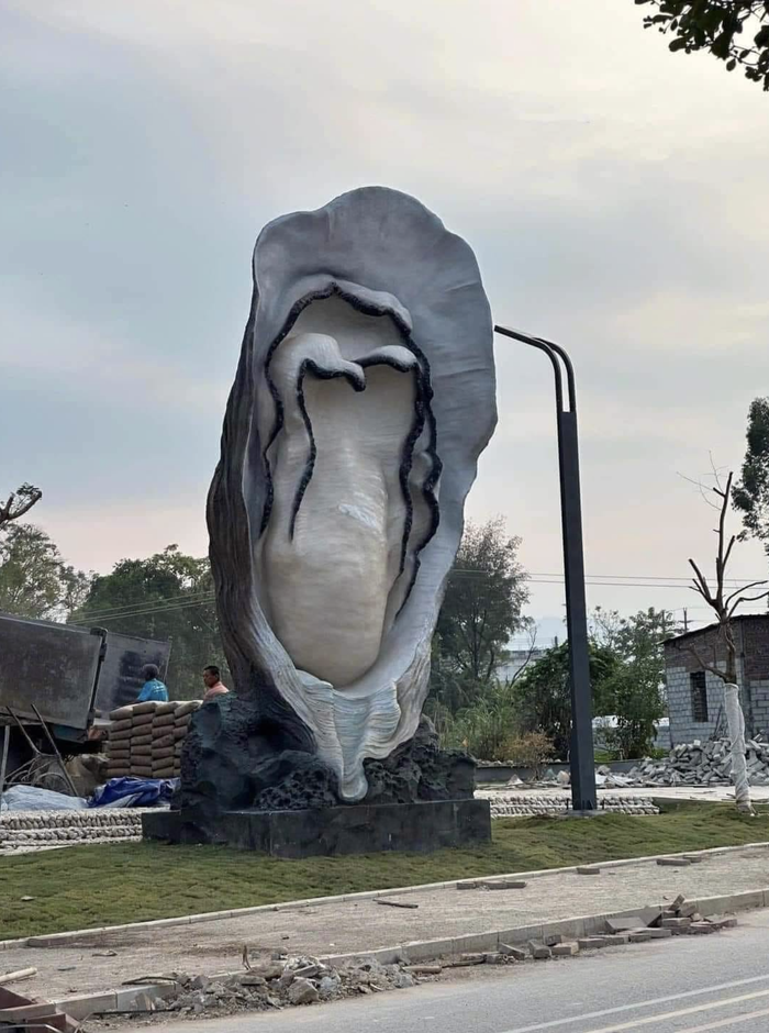 Bức tượng con hàu khổng lồ được cho là ở Uông Bí, Quảng Ninh đang gây sốt MXH.