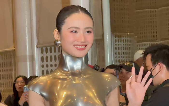 Hoa hậu Ý Nhi suýt bị té trên thảm đỏ Ảnh 2