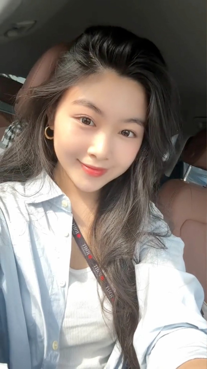 Con gái Quyền Linh gây chú ý vì lái xế hộp sang trọng đi học. Ảnh: Chụp màn hình