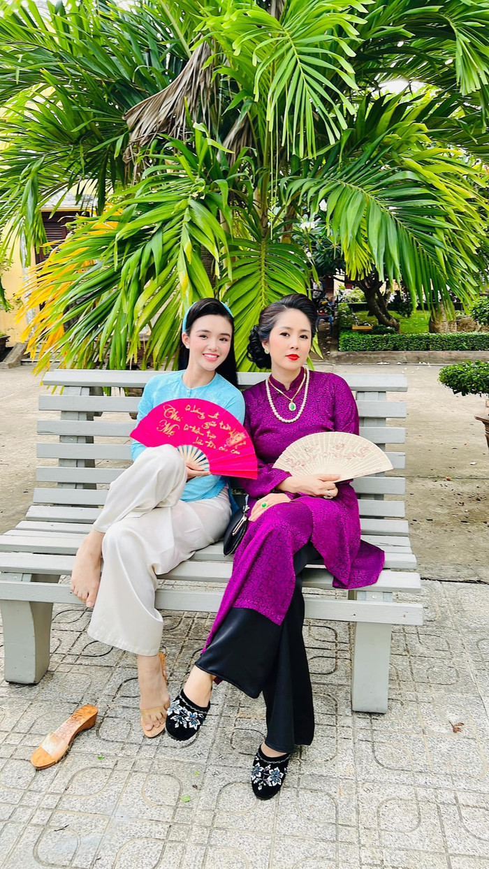 Khoảnh khắc hài hước của 'vợ' Bạch Công Khanh và Lê Phương ở hậu trường. (Ảnh: FBNV)