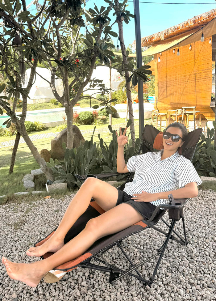 Vợ màn ảnh của Lý Hùng khoe đôi chân thon dài, không hề thua kém hoa hậu. (Ảnh: FBNV)