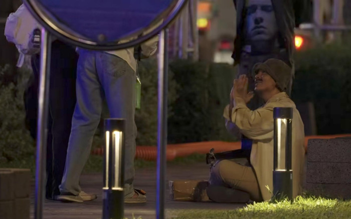 Nam ca sĩ Việt ăn mặc rách rưới, lang thang hát ngoài đường, không một ai nhận ra Ảnh 2